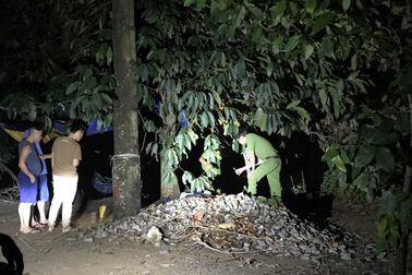 Bé trai 3 tuổi nghi đuổi theo mẹ rồi trượt chân xuống kênh