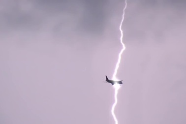 Khoảnh khắc máy bay bị sét đánh trúng