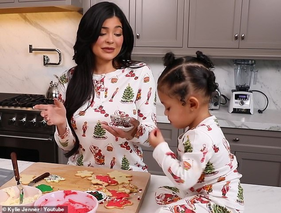 Kylie Jenner và con gái diện váy hàng hiệu đón giáng sinh - 9 Kylie Jenner và con gái diện váy hàng hiệu đón giáng sinh - 9