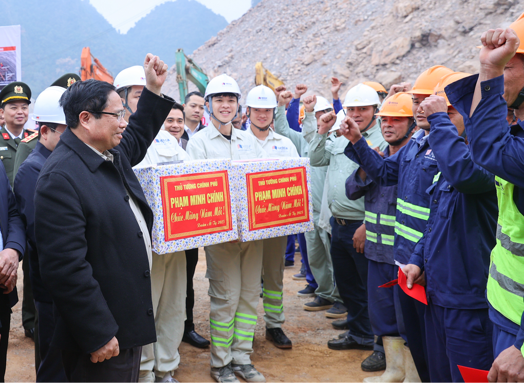 Thủ tướng thị sát cao tốc Đồng Đăng - Trà Lĩnh, lì xì cho công nhân - 3 Thủ tướng thị sát cao tốc Đồng Đăng - Trà Lĩnh, lì xì cho công nhân - 3