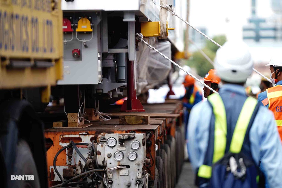Cận cảnh dàn xe siêu trường siêu trọng chở tàu metro số 1 về điểm tập kết - 10 Cận cảnh dàn xe siêu trường siêu trọng chở tàu metro số 1 về điểm tập kết - 10