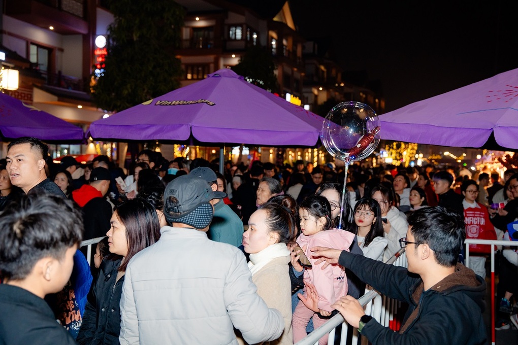 Du khách ấn tượng với quy mô của Lễ hội Ánh sáng phương Đông 2025 - 3 Du khách ấn tượng với quy mô của Lễ hội Ánh sáng phương Đông 2025 - 3