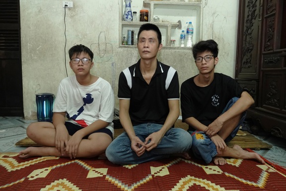 Bi kịch nối tiếp: Cha khiếm thị, con trai lớn câm điếc có nguy cơ mù lòa