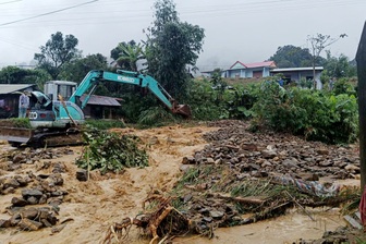 Hơn 1.500 người dân vùng cao Quảng Ngãi bị cô lập do mưa lớn, sạt lở