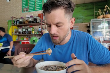 Thử món từng bị chê "tệ nhất Việt Nam", đầu bếp Mỹ nói muốn ăn lần nữa