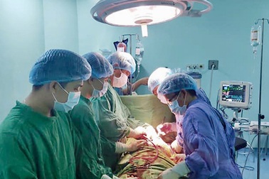 Cứu sống bệnh nhân bị dao đâm thấu tim