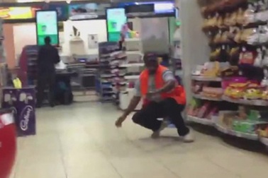 Cuộc đối đầu bên trong khu mua sắm sau vụ xả súng