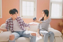 Biết tôi sắp cưới vợ, cô hàng xóm hẹn gặp đưa mấy bức ảnh gây sốc nặng