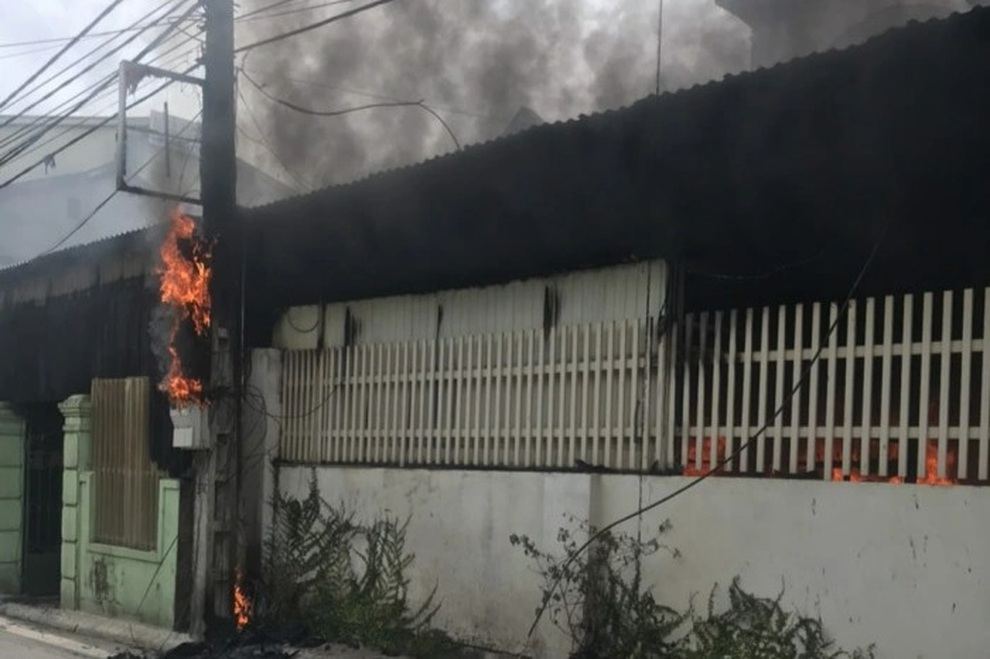 Cột điện bốc cháy rồi lan rộng, thiêu rụi cả xế hộp - 1