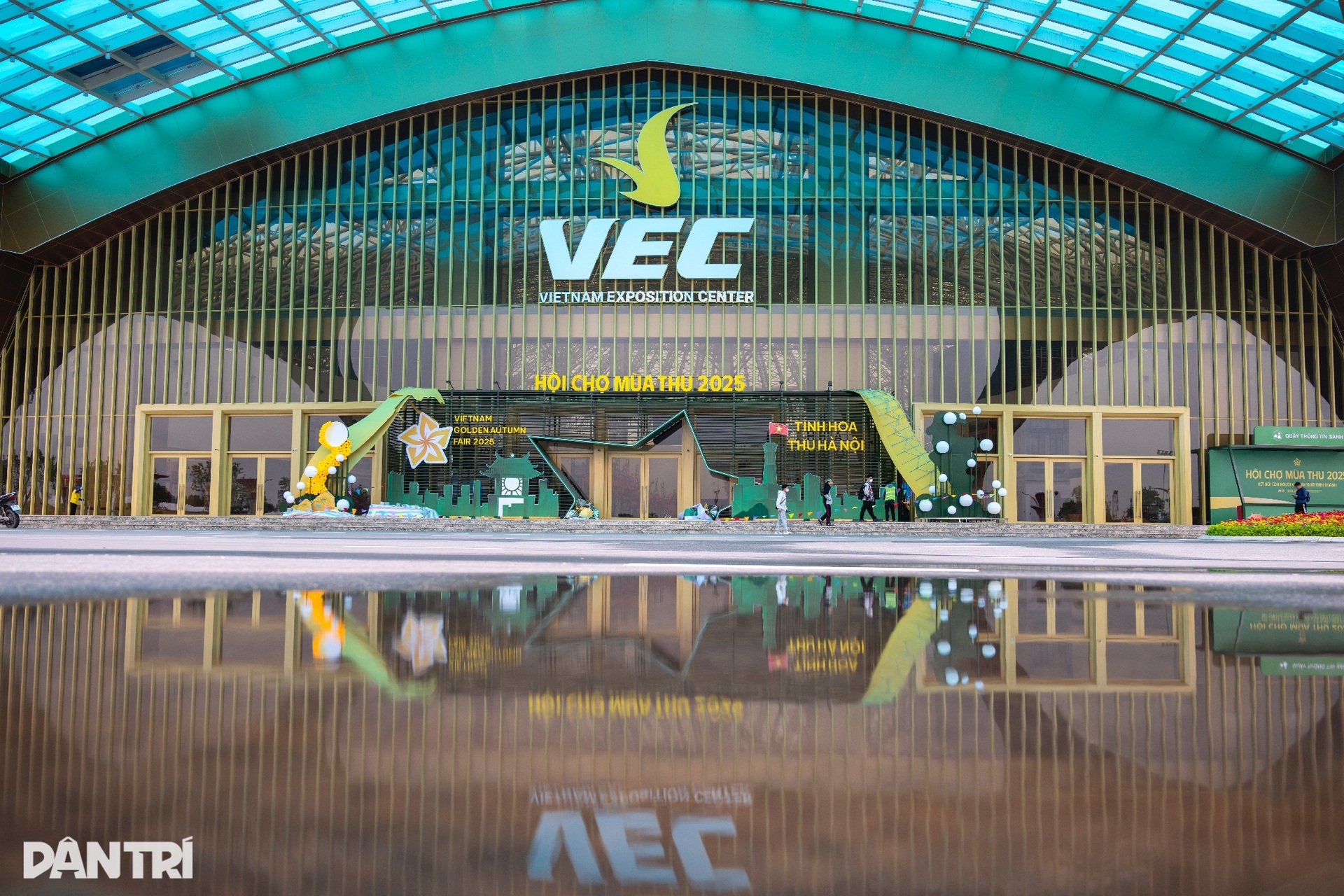 Se están terminando de construir miles de stands, listos para la Feria de Otoño de 2025 - 1 Hàng nghìn gian hàng gấp rút hoàn thiện, sẵn sàng cho Hội chợ Mùa thu 2025 - 1