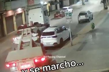 Xe container cố gắng di chuyển qua góc cua khó và cái kết