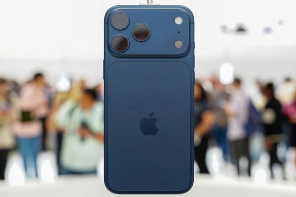 iPhone 17 Pro Max តែមួយម៉ូដែលនៅតែមាន ប៉ុន្តែមិនមានអតិថិជនច្រើនទិញវានៅវៀតណាម - ២ Mẫu iPhone 17 Pro Max duy nhất còn sẵn hàng nhưng kén khách mua ở Việt Nam - 2