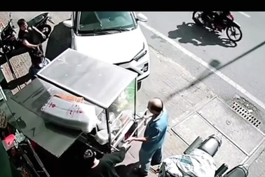 Nữ tài xế xử lý đầy khó hiểu, lao ô tô lên vỉa hè tông sập xe hàng rong