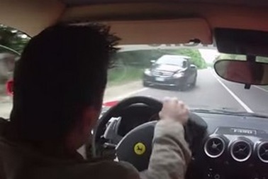 Suýt gây tai nạn khi lái thử Ferrari F430