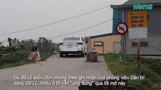 Ô tô vẫn ung dung qua lối đi tự mở trên đường sắt dù có biển cấm