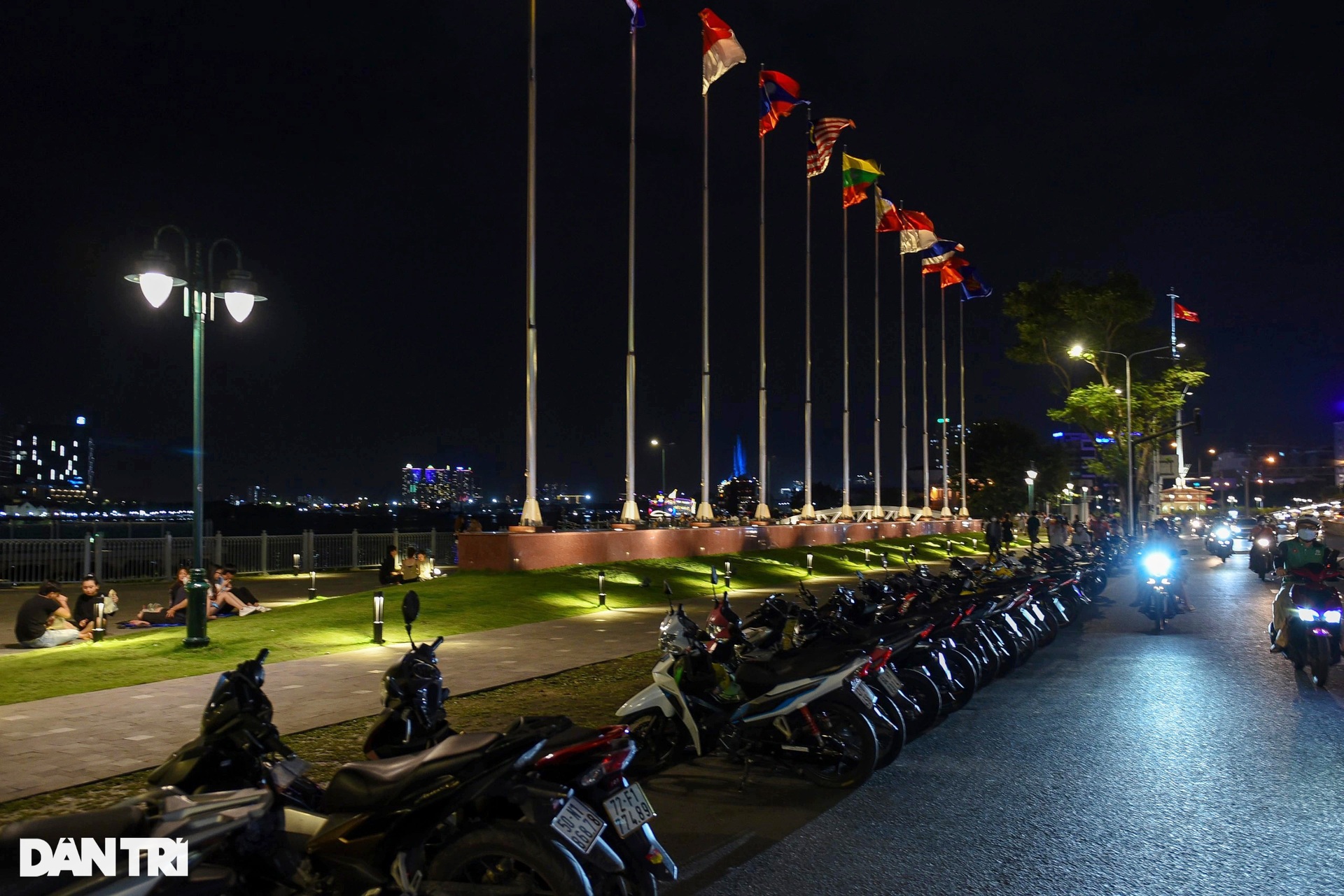 Giới trẻ TPHCM đỏ mắt tìm chỗ gửi xe để vui chơi ở công viên bến Bạch Đằng - 11 Giới trẻ TPHCM đỏ mắt tìm chỗ gửi xe để vui chơi ở công viên bến Bạch Đằng - 11