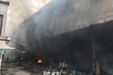 Công an điều tra nguyên nhân vụ cháy khu chợ 2 tầng ở Hà Nội