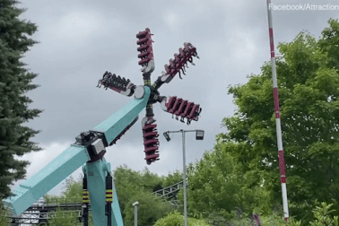 Trò chơi đột ngột chết máy, du khách bị treo ngược giữa trời suốt nửa tiếng