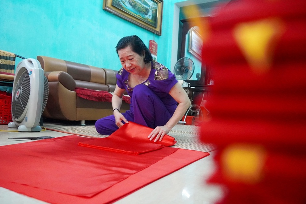 Gia đình 3 thế hệ gần 40 năm may cờ Tổ quốc - 2 Gia đình 3 thế hệ gần 40 năm may cờ Tổ quốc - 2