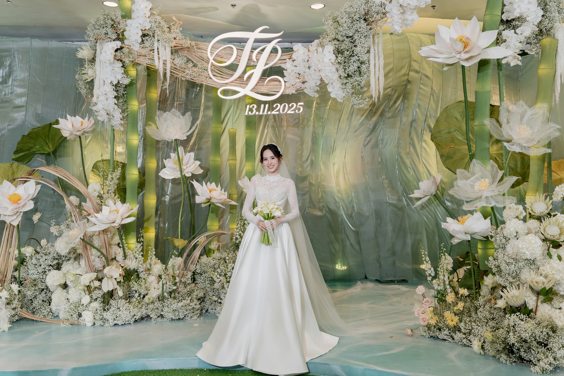 Hương Liên bật khóc bên chồng hơn 12 tuổi trong đám cưới hào môn xa hoa - 2 Hương Liên bật khóc bên chồng hơn 12 tuổi trong đám cưới hào môn xa hoa - 2