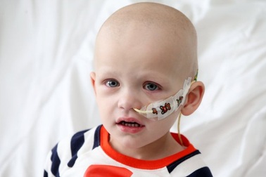 Đôi mắt ám ảnh của em bé ung thư không còn nhiều lựa chọn điều trị