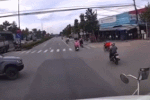 Phẫn nộ tình huống xe bán tải vượt đèn đỏ còn "cướp đường" suýt gây tai nạn