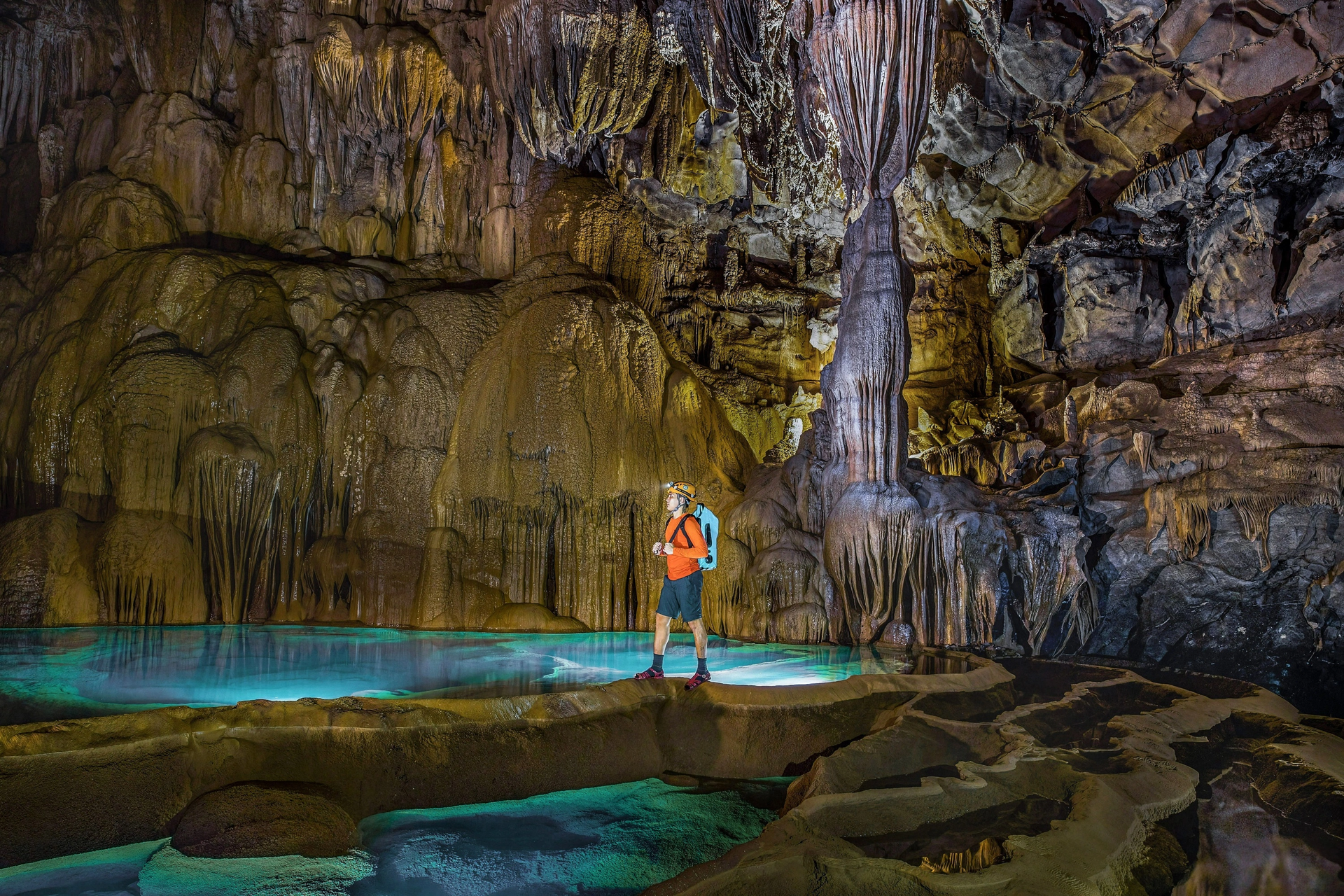 Vẻ đẹp siêu thực trong hang động có hồ nước bí ẩn treo lơ lửng - 7