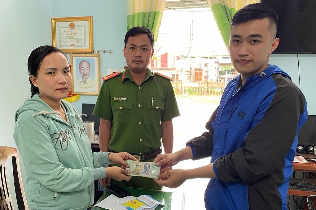 Nhân viên giao hàng bất ngờ nhận lại gần 40 triệu đồng đánh rơi - 1 Nhân viên giao hàng bất ngờ nhận lại gần 40 triệu đồng đánh rơi - 1