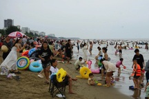 Khung cảnh trái ngược trong 2 ngày cuối tuần ở biển Sầm Sơn