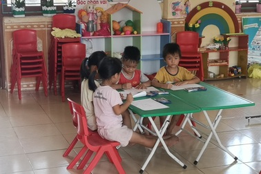 Người dân tiếp tục cho con em nghỉ học để phản đối dự án bãi chứa và bến thủy trên sông