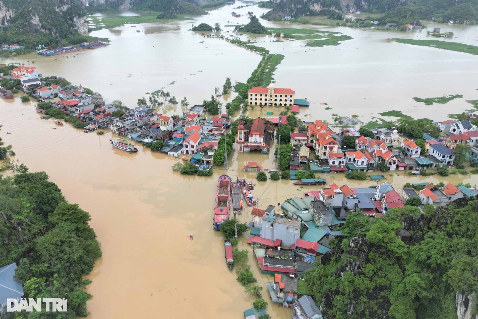 Nước dâng cao, người dân vùng rốn lũ ở Ninh Bình chuyển lên mái nhà - 1 Nước dâng cao, người dân vùng rốn lũ ở Ninh Bình chuyển lên mái nhà - 1