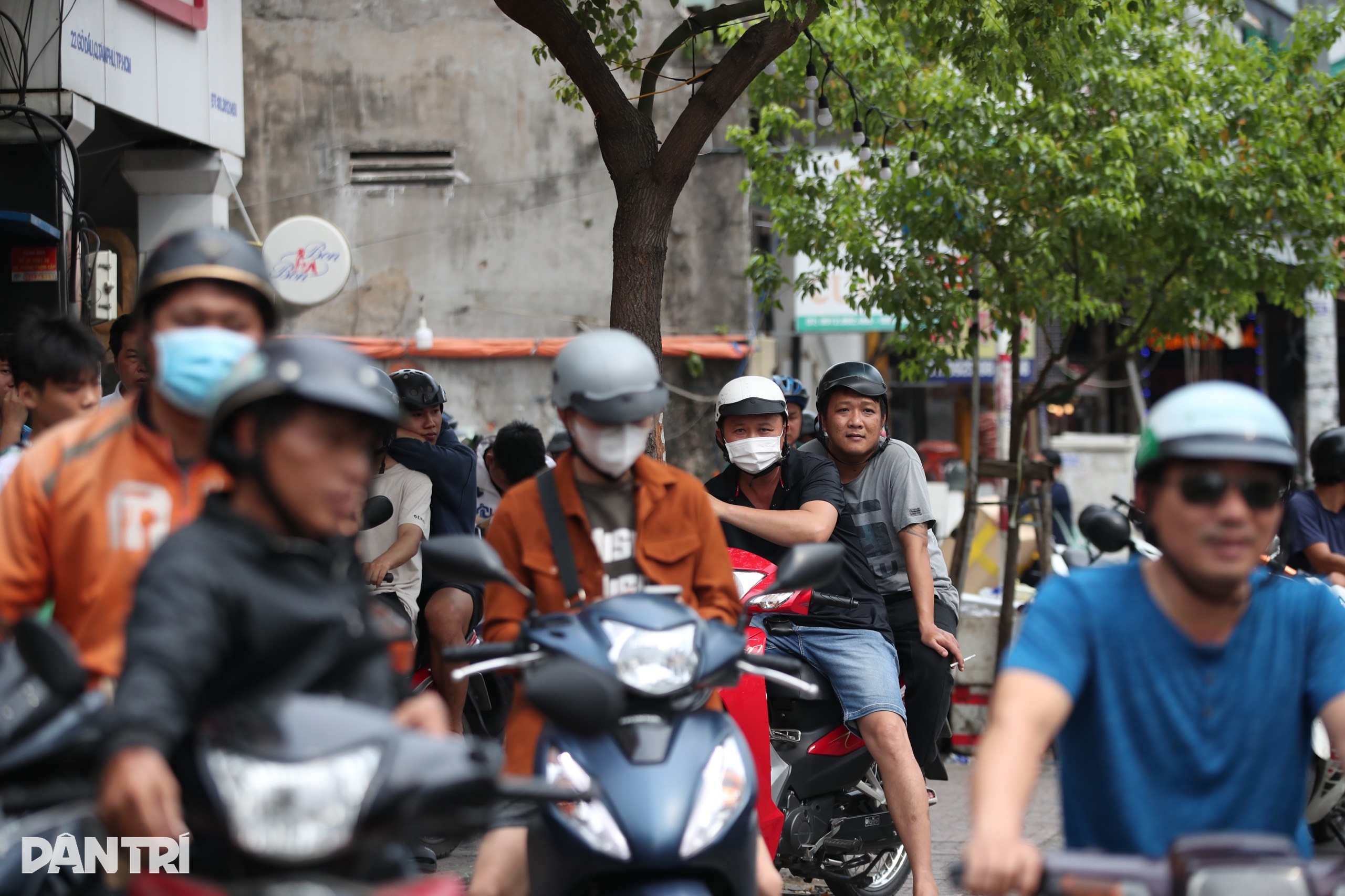 ប៉ូលីសបិទផ្លូវពេញមួយថ្ងៃ ដើម្បីត្រួតពិនិត្យរបារនៅ HCMC - ៥ Cảnh sát phong tỏa đường cả ngày để kiểm tra quán bar ở TPHCM - 5