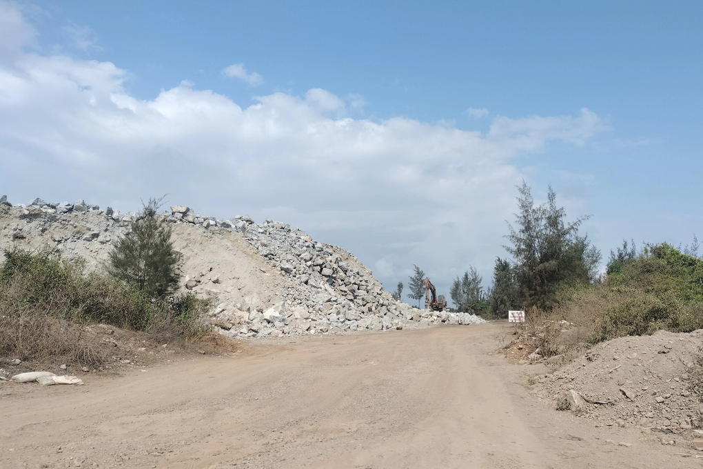 Chuyển trái phép hơn 167.000m3 đá từ Quảng Ngãi ra cảng quân sự Kỳ Hà - 1 Chuyển trái phép hơn 167.000m3 đá từ Quảng Ngãi ra cảng quân sự Kỳ Hà - 1