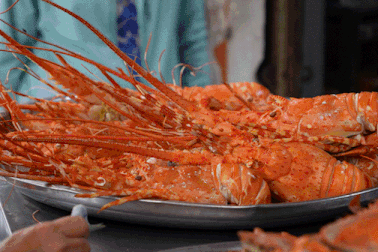 Quán hải sản ven đường ở TPHCM đắt khách vì công thức như nhà hàng