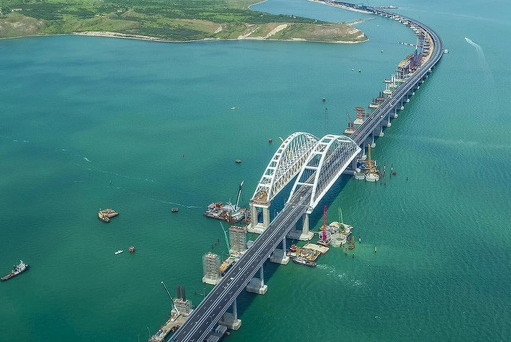 Nghi nổ trên cầu Crimea, giao thông bị chặn khẩn cấp - 1 Nghi nổ trên cầu Crimea, giao thông bị chặn khẩn cấp - 1