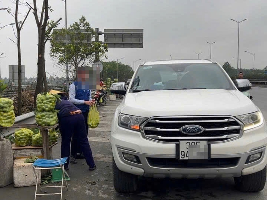 Xác minh clip tài xế xe máy tông vào ô tô đang dừng ở chân cầu Thanh Trì - 2 Xác minh clip tài xế xe máy tông vào ô tô đang dừng ở chân cầu Thanh Trì - 2