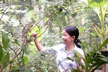 Cô giáo trẻ thuần hóa kỳ nhông