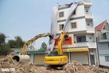 Tiệm vàng bị nghiêng ở Vành đai 3 TPHCM: Nhà mất móng, phải tháo dỡ