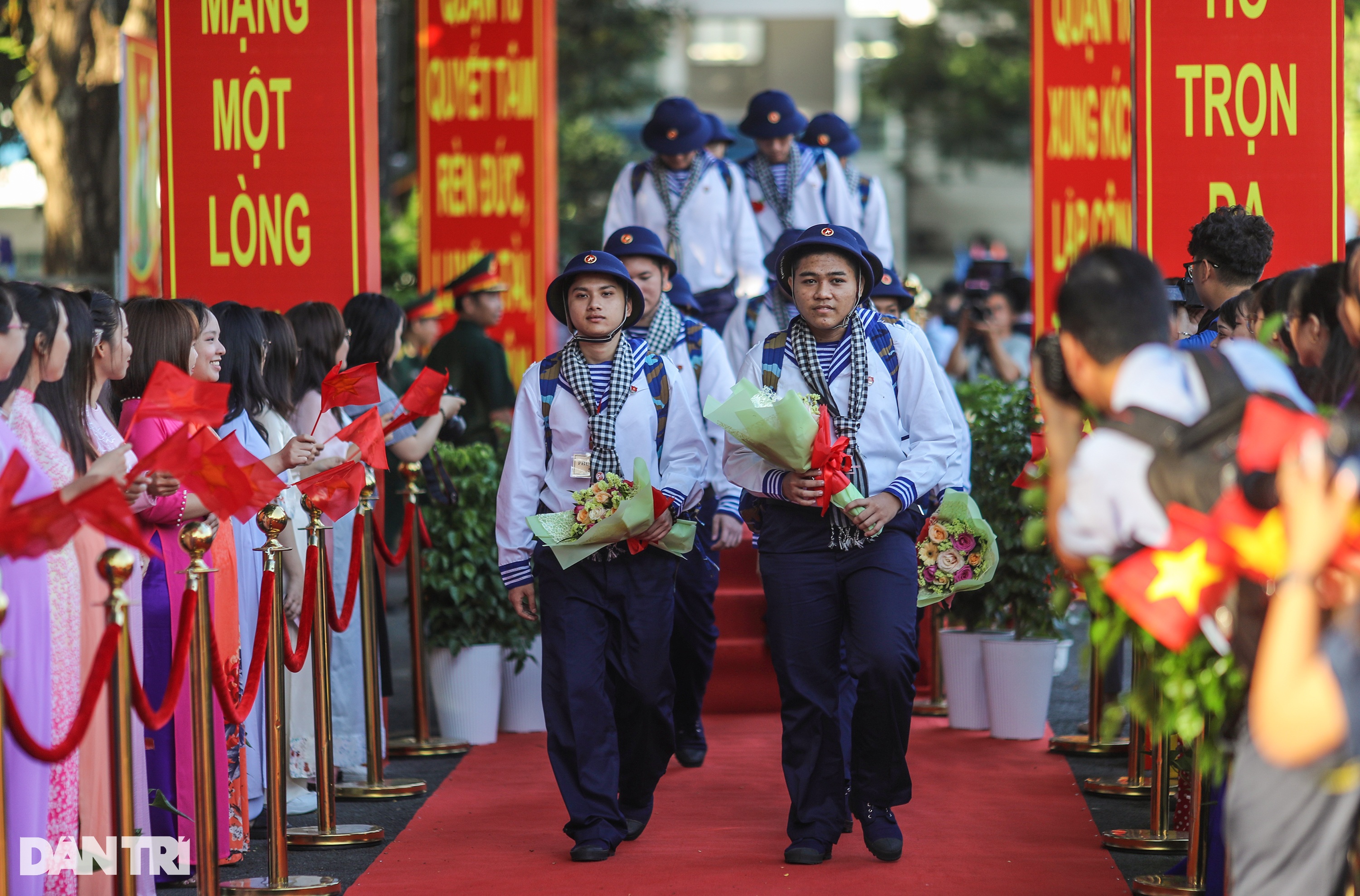 Những cái ôm, nụ hôn tạm biệt thanh niên ở TPHCM lên đường nhập ngũ - 1