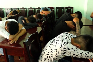 Khách và nhân viên quán bar cuồng loạn trong tiệc ma túy