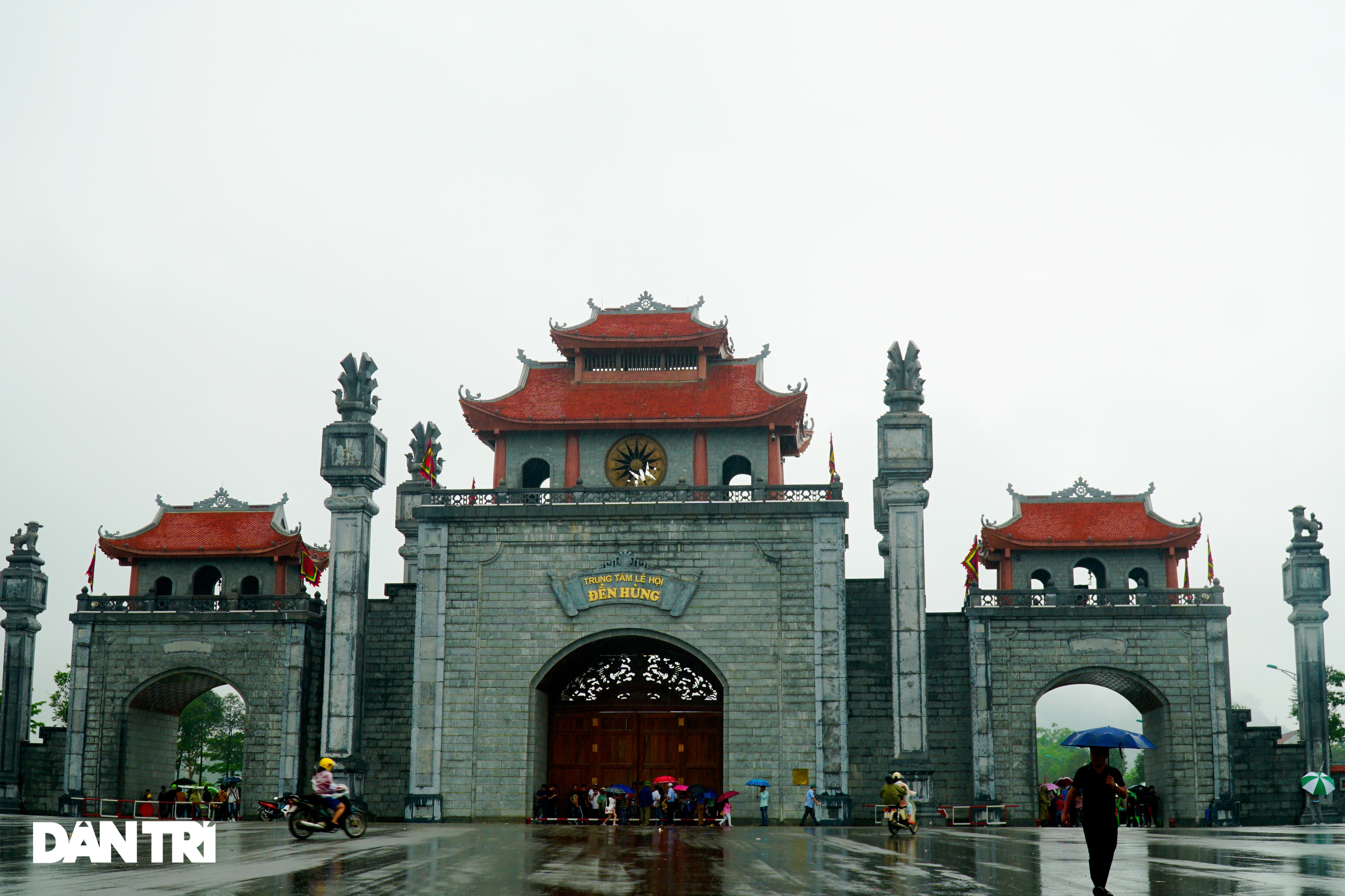 Hàng nghìn du khách đội mưa đi lễ đền Hùng dù chưa tới ngày khai hội - 1 Hàng nghìn du khách đội mưa đi lễ đền Hùng dù chưa tới ngày khai hội - 1