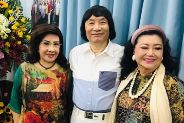 Nhiều nghệ sĩ đến dự triển lãm 100 bức ảnh để đời của NSND Bảy Nam