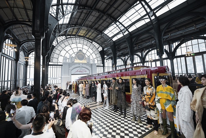 Mục sở thị sàn catwalk độc lạ nhất từ trước đến nay tại Ga tàu hỏa leo núi Mường Hoa - Ảnh 6.
