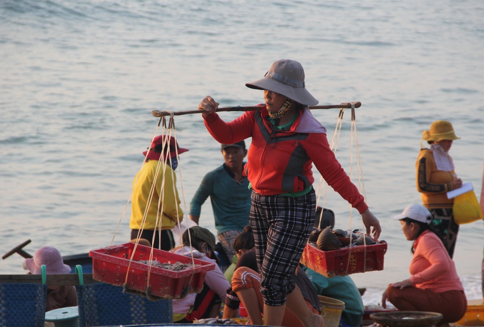 Những lao động làng chài mưu sinh trong buổi sáng sớm - 9 Những lao động làng chài mưu sinh trong buổi sáng sớm - 9