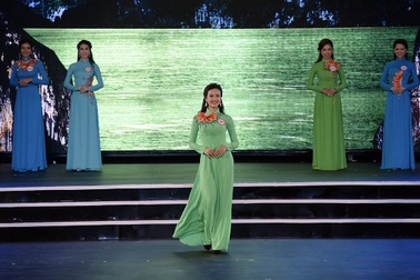 32 thí sinh Hoa hậu Việt Nam 2016 trình diễn áo dài đầy duyên dáng