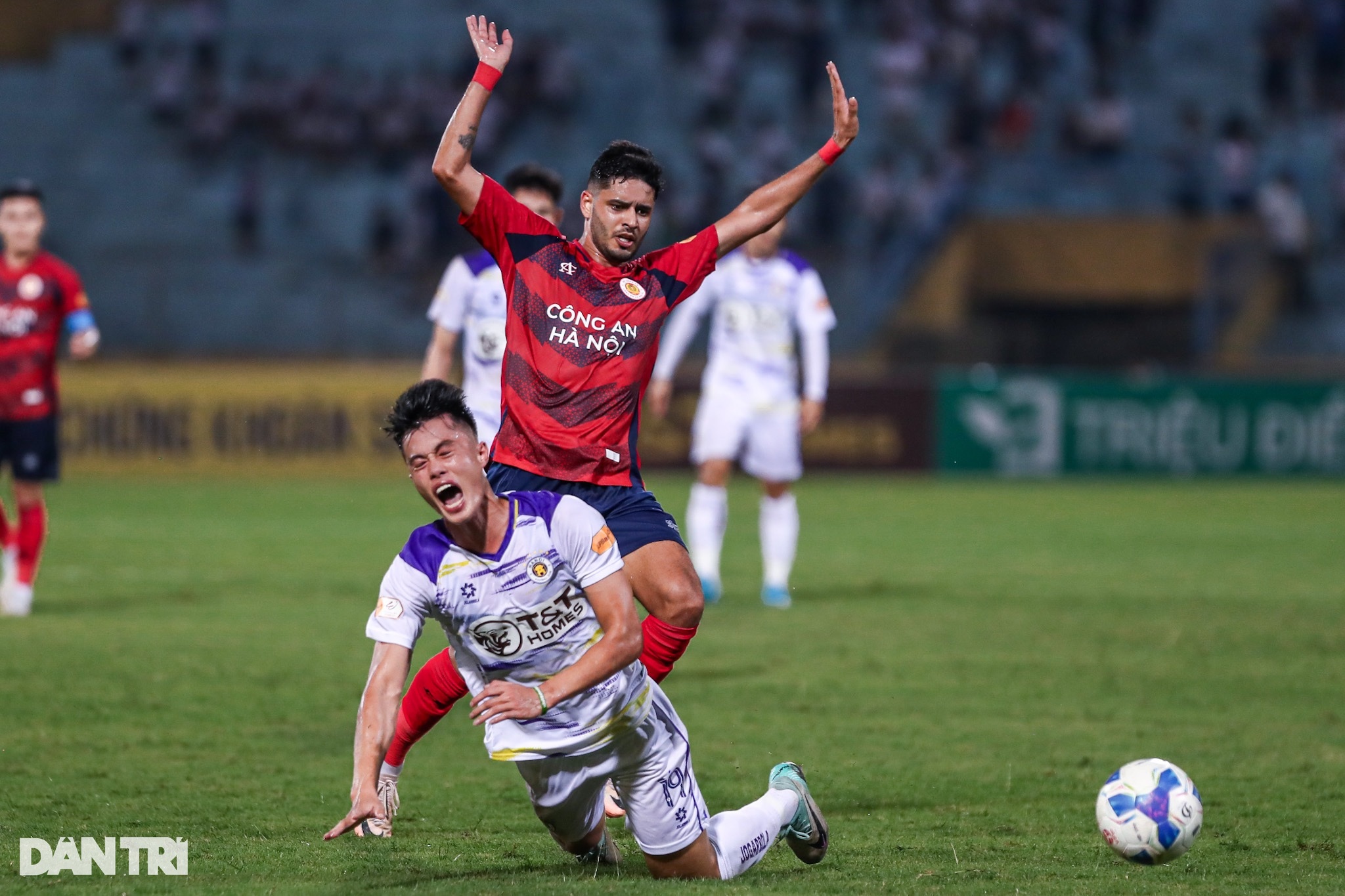 View - Hà Nội FC "sống dậy" giây cuối ở trận cầu kịch tính với CLB Công an Hà Nội | Báo Dân trí