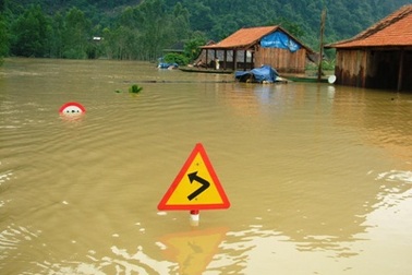 “Rốn lũ” Tân Hóa lại “chơi vơi” giữa mênh mông nước