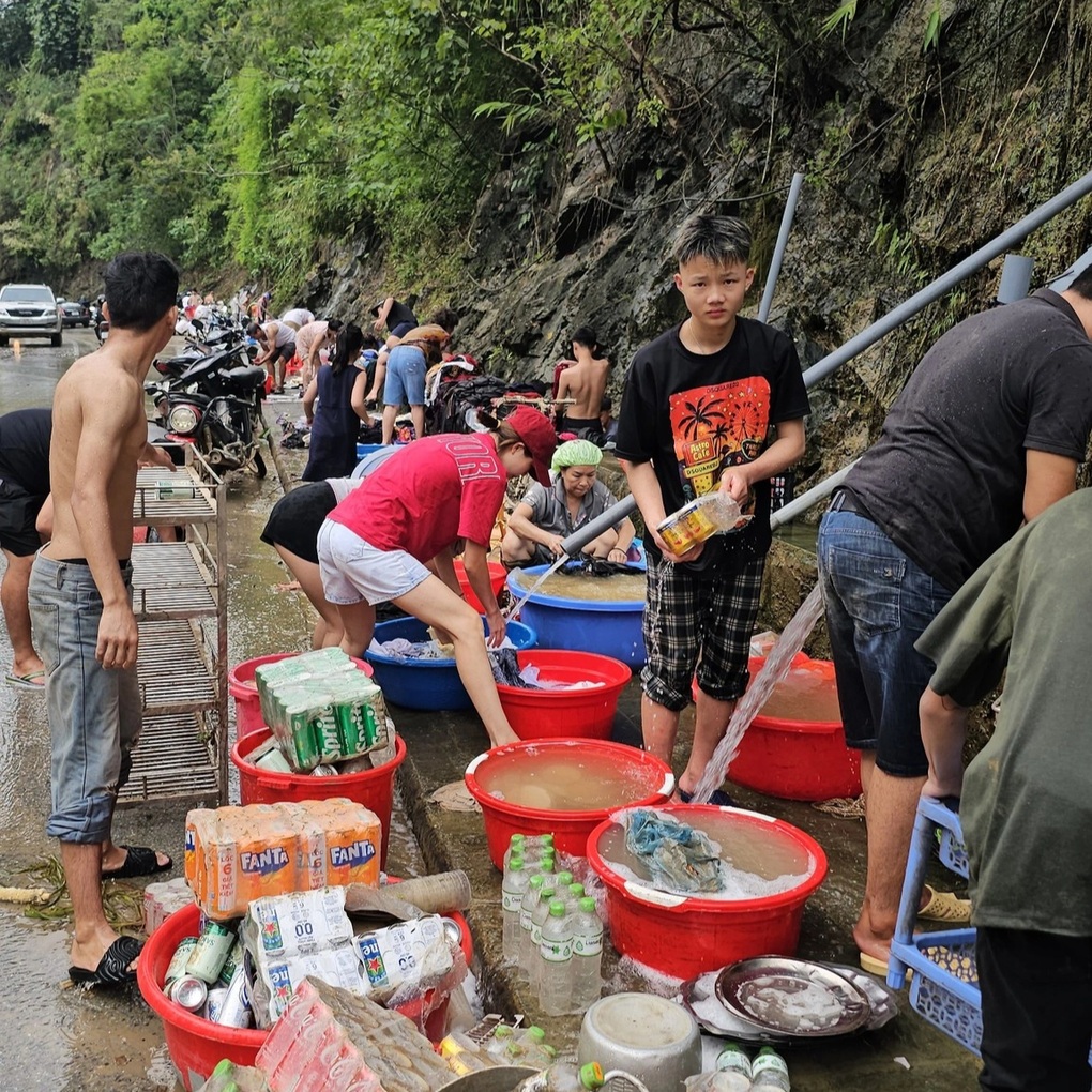 Trăm hộ gia đình ở Hà Giang mang xô chậu ra đường giặt quần áo tập thể - 3