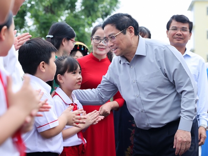 Thủ tướng Chính phủ Phạm Minh Chính thăm hỏi các em học sinh Trường Tiểu học Nguyễn Du, Lào Cai. Ảnh: VGP/Nhật Bắc