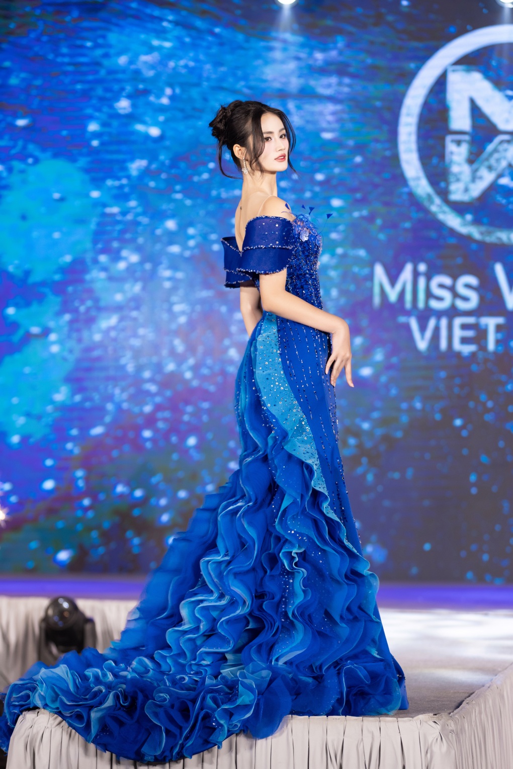 Bố ruột Hoa hậu Ý Nhi hiếm hoi xuất hiện, âm thầm ủng hộ con gái - 3 Bố ruột Hoa hậu Ý Nhi hiếm hoi xuất hiện, âm thầm ủng hộ con gái - 3